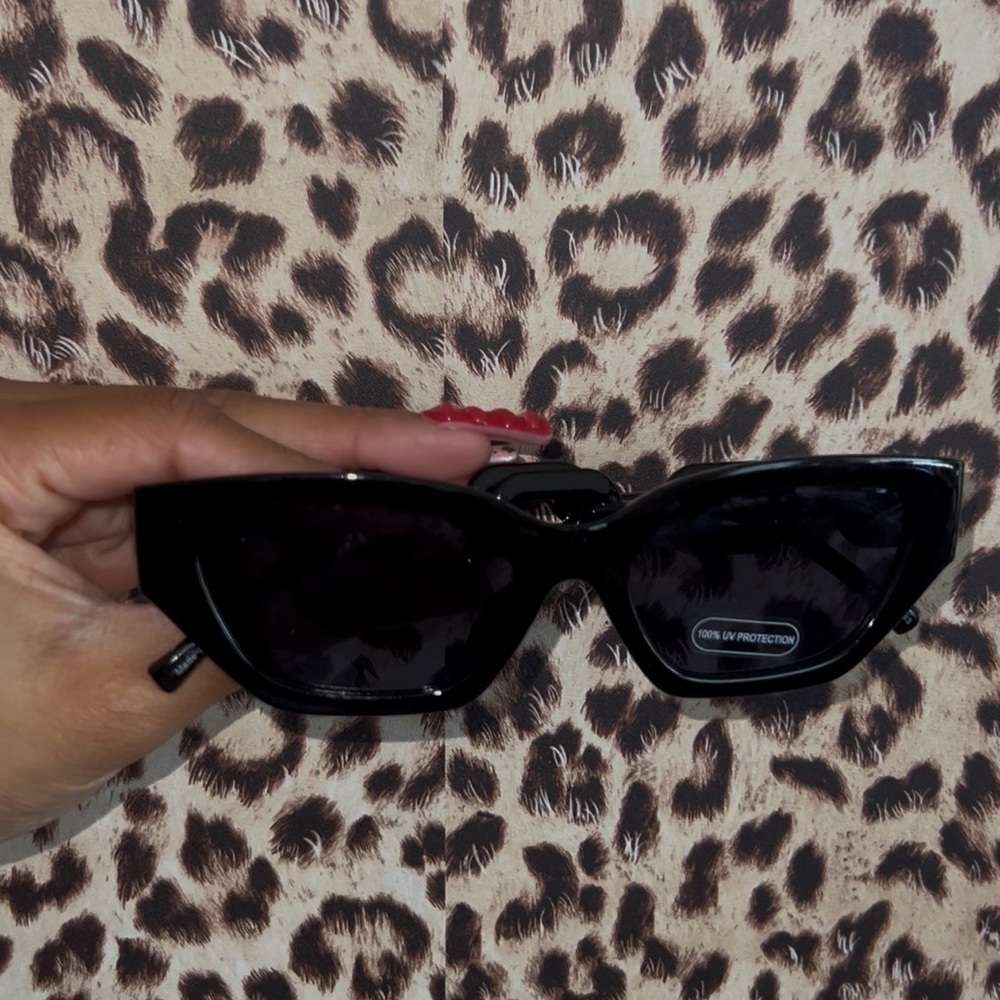 Classic Black Cat-Eye Women's Sunglasses - UV Protection